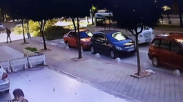 Şiddetli rüzgar ağacı otomobilin üzerine devirdi