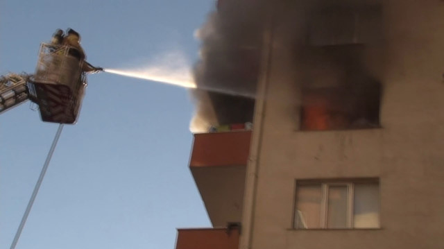 Beylikdüzü'nde 11 katlı binada yangın