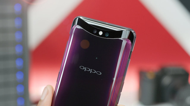 Oppo Find X modeli sürgülü kamera sistemiyle dikkatleri üzerine çekmiş ve yeni bir tasarım akımı başlatmıştı.