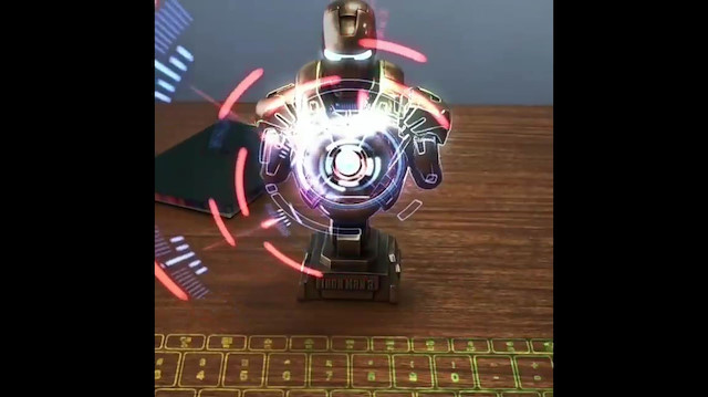 Demir Adam temalı holografik klavye