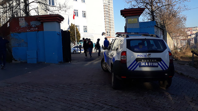 Polis ekipleri olay yerine gelerek incelemelerde bulundu.