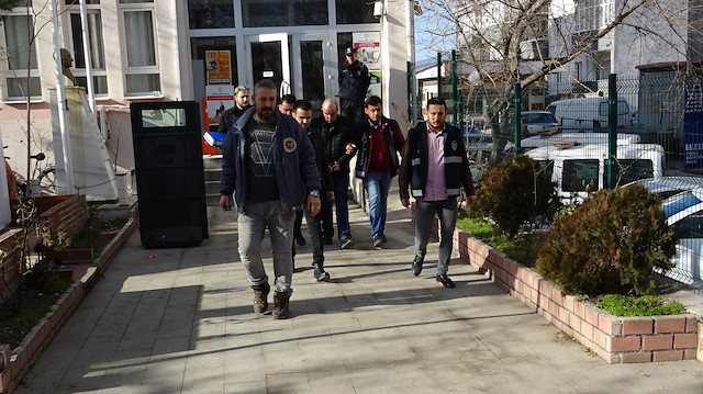 Kızını öldürdüğü öne sürülen baba, polis eşliğinde adliyeye götürüldü.