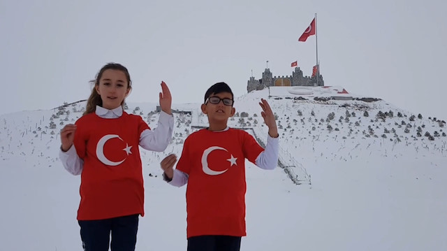 İlkokul öğrencileri Mehmetçik için işaret diliyle klip yaptılar
