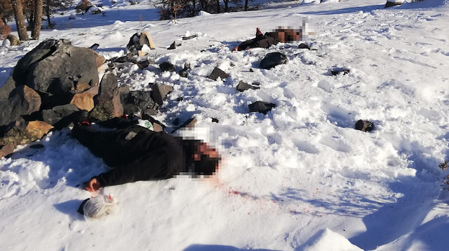 Yaralanan iki defineci olay yerine gelen ambulansla hastaneye kaldırıldı.