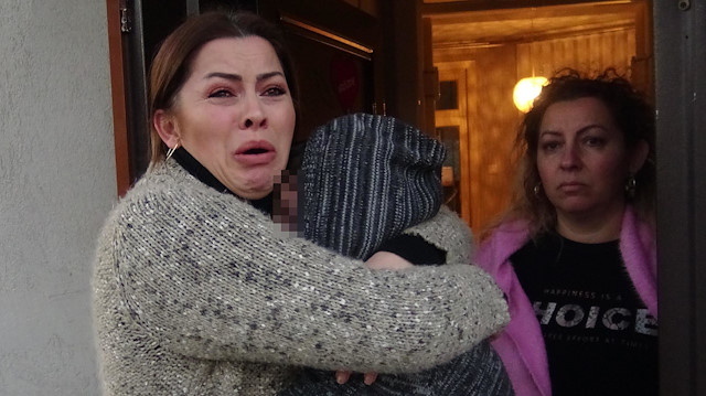 İcra yoluyla babasına götürülmek üzere annesinden alınmak istenen çocuk polislerle gitmek istemedi ve annesine sarılıp ağladı.