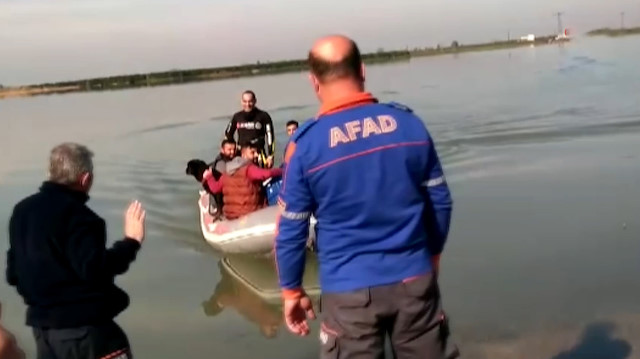 Su basan bahçe evinde mahsur kalan Suriyeliler botla kurtarıldı