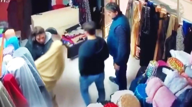 Korkudan ne yapacağını şaşıran hırsız