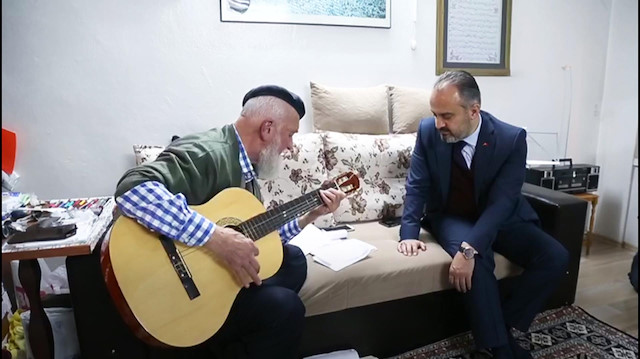 71 yaşındaki Mehmet Dede'den Başkan Akşan'a gitar resitali