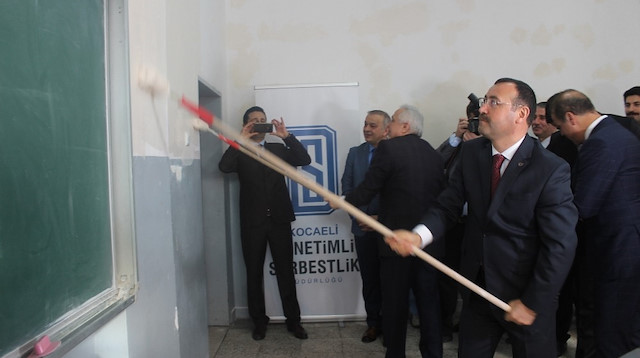 Kolları sıvayan Cumhuriyet Başsavcısı yükümlüler ile okul boyadı