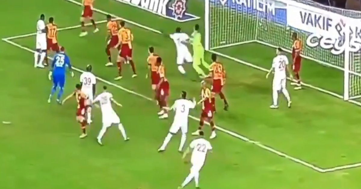 Antalyasporlu futbolcuların penaltı beklediği pozisyon.