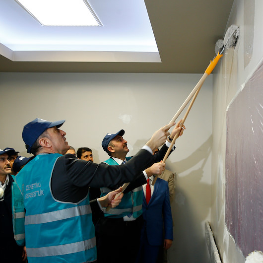 Eğitim ve Adalet Bakanı birlikte sınıf boyadı