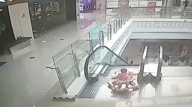 Başıboş bırakılan bebek yürüyen merdivenlerden düştü