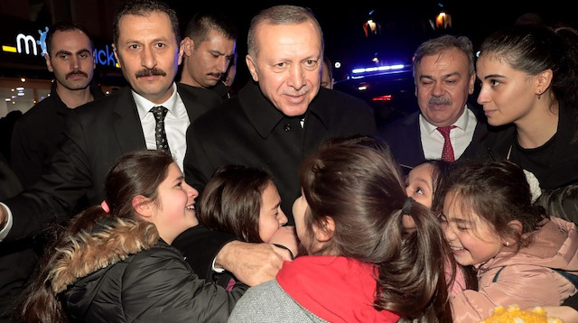 Cumhurbaşkanı Erdoğan vatandaşlarla çay içip simit yedi