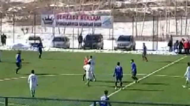 Kırmızı kart gören oyuncu hakeme saldırdı
