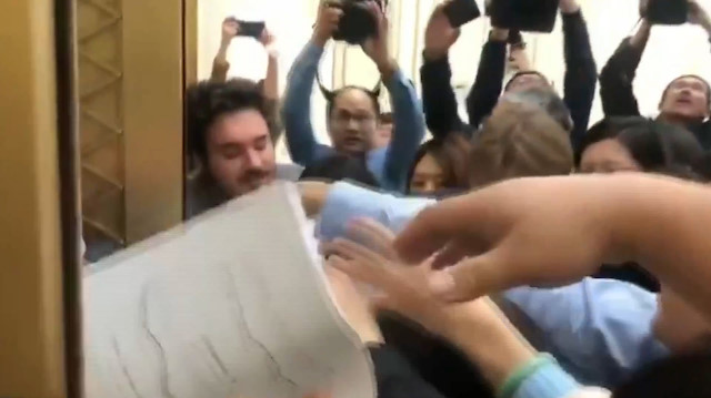 Çin’de gazeteciler bir rapor için birbirlerini ezdi