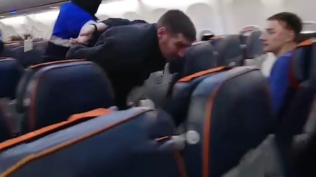 Rusya'da uçak kaçırmak isteyen korsanın yakalanma anı