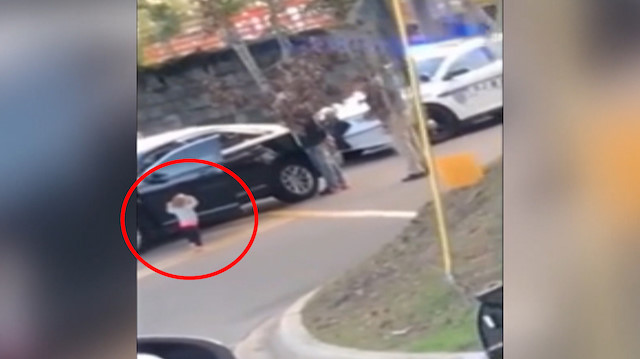 Babasını gözaltında gören minik bebek ellerini kaldırarak polise yürüdü