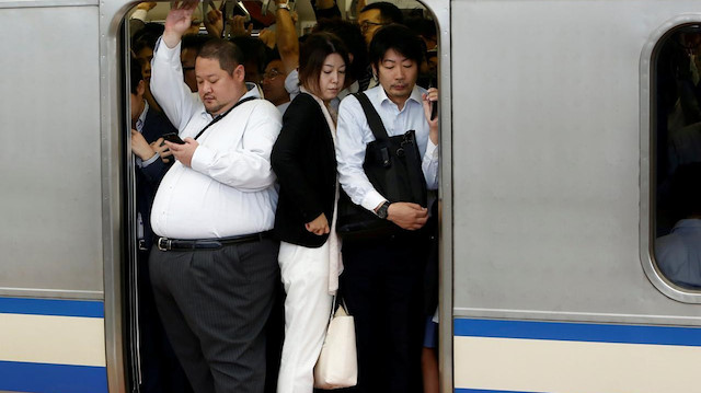 Tokyo metrosunda sıkışıklığı gidermek için ücretsiz yemek