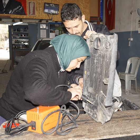 Çırak bulamayan eşi için kaportacı oldu