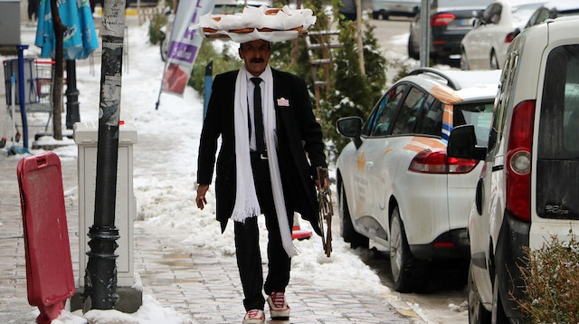 Memiş Kaplan, kravatlı ve takım elbiseli simitçi olarak dikkat çekiyor.
