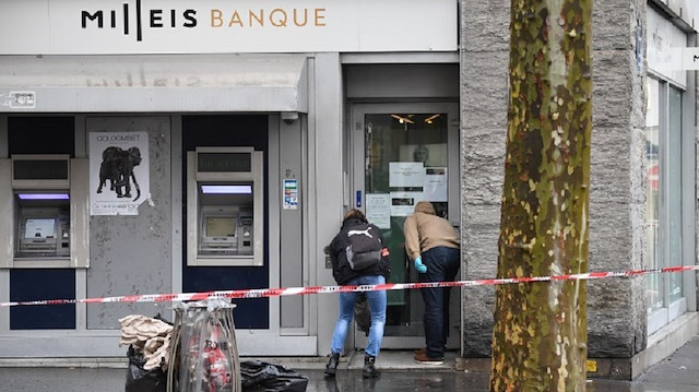 Milleis Bankası, Paris’in ünlü Champs-Elysees Caddesi’nde yer alıyor. Hırsızlık sonrası polisler olay yerine geldi.