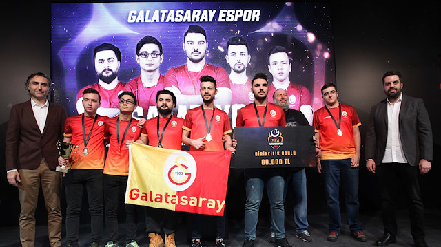 Galatasaray E-spor takımı ödülleriyle poz verdi.