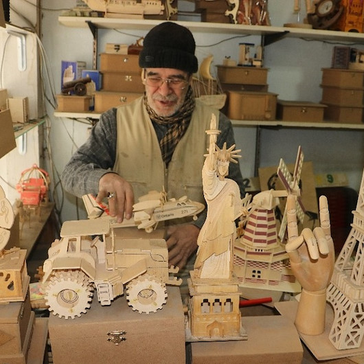 Ütüden oyuncak araba dikiş makinesinden traktör yapıyor