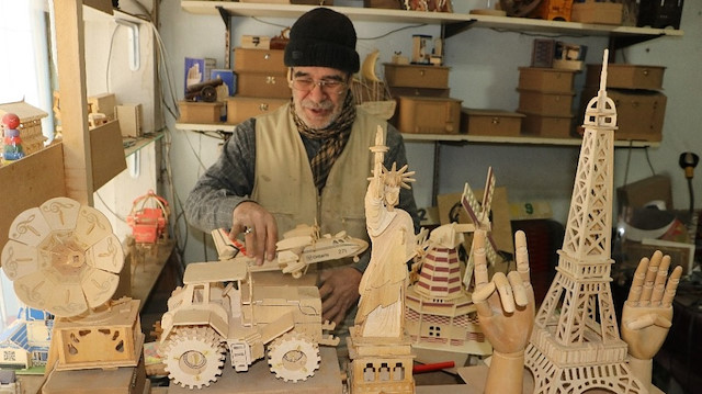 Ütüden oyuncak araba dikiş makinesinden traktör yapıyor