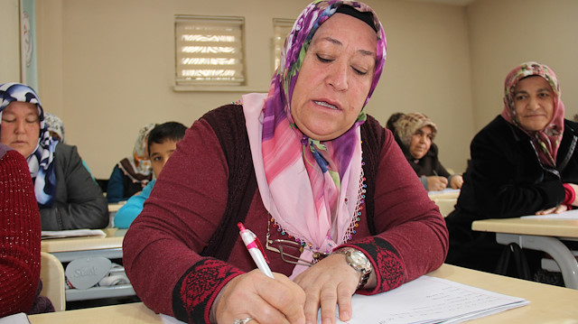 Merkez Haberleri: Torununa yardım edebilmek için okuma yazmayı öğrendi Merkez Haberleri: Torununa yardım edebilmek için okuma yazmayı öğrendi