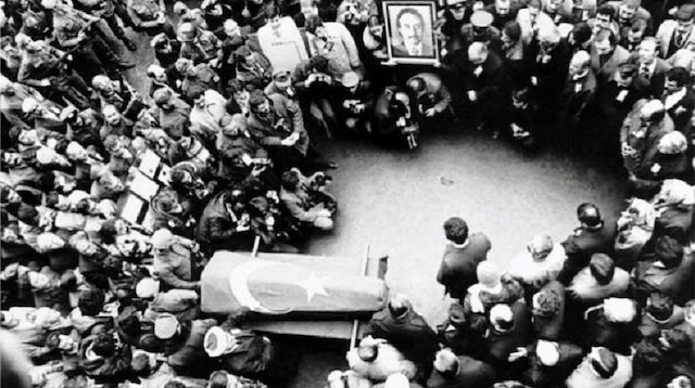Abdi İpekçi için her yıl ailesi, sevenleri ve meslektaşlarınca, defnedildiği Zincirlikuyu Mezarlığındaki mezarı başında tören düzenleniyor.