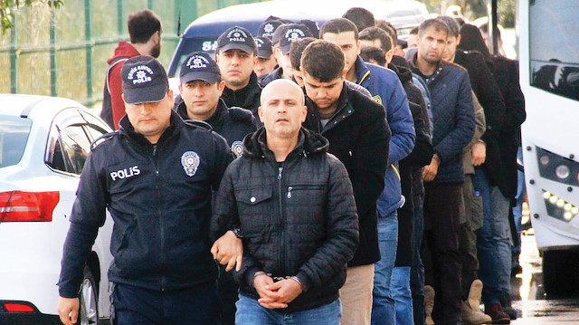 Adana merkezli 18 ilde FETÃâye yÃ¶nelik soruÅturma kapsamÄ±nda gÃ¶zaltÄ±na alÄ±nan 20 asker adliyeye sevk edildi.