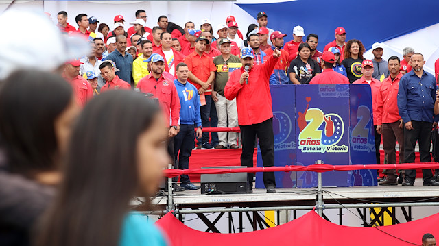 Binlerce Venezuelalı mitingde buluştu