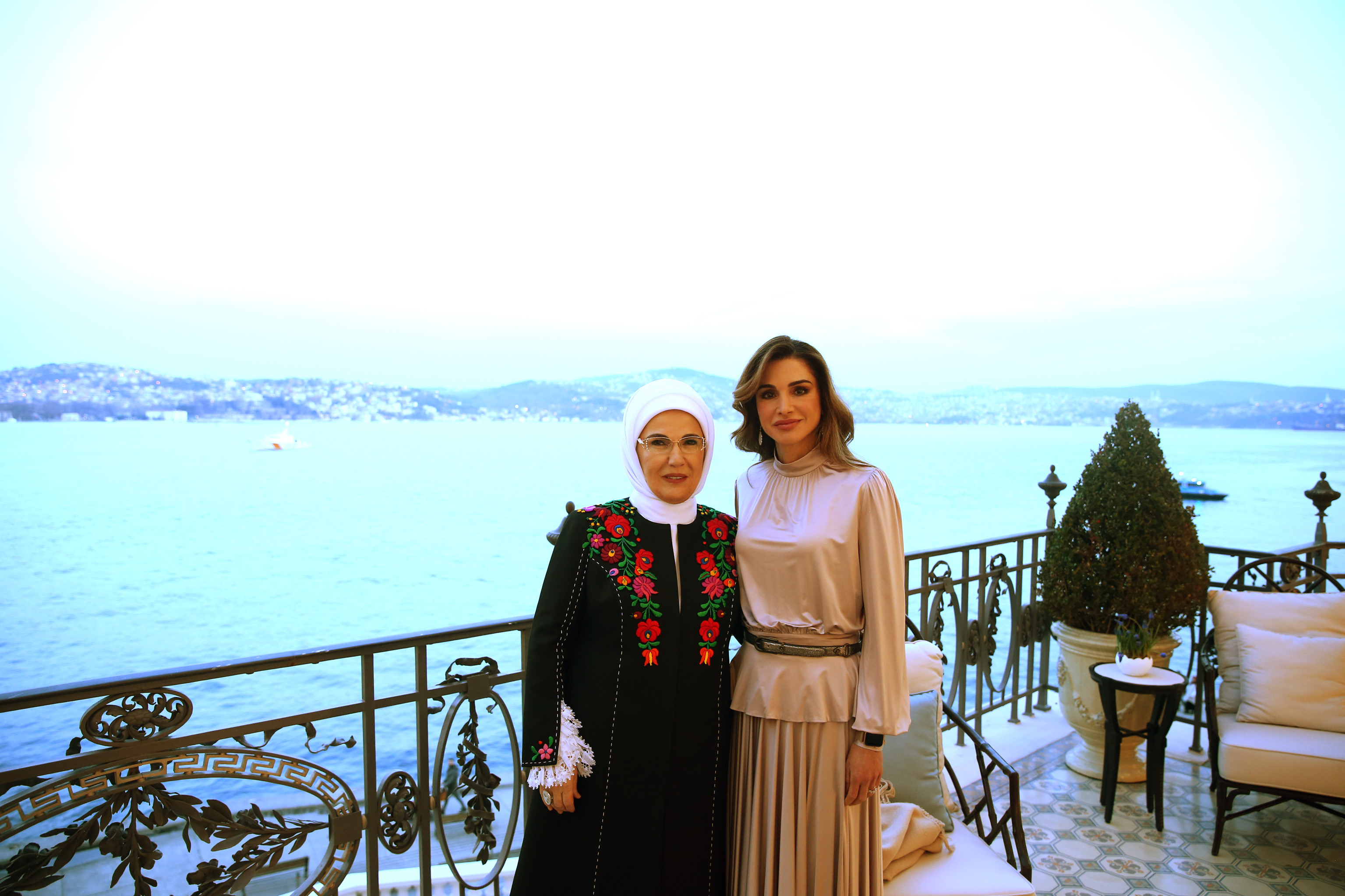 (صور) الملك عبد الله والملكة رانيا في حفل عشاء بضيافة أردوغان وزوجته