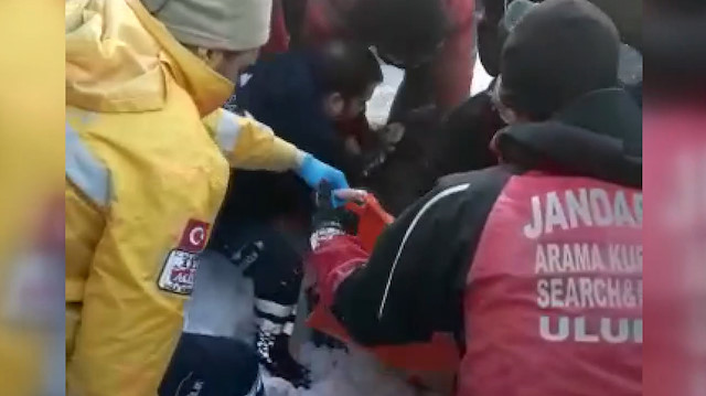 Kar kütlesinin altında kalan vatandaş kurtarıldı
