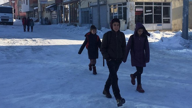 Karlıova'da öğrenciler uzun bir aradan sonra yeniden okula gidebildiler.