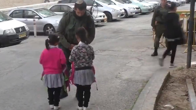 İsrail askeri masum çocukları güvenlik bahanesiyle aradı