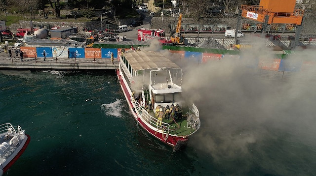 Tur teknesindeki yangın paniği kamerada