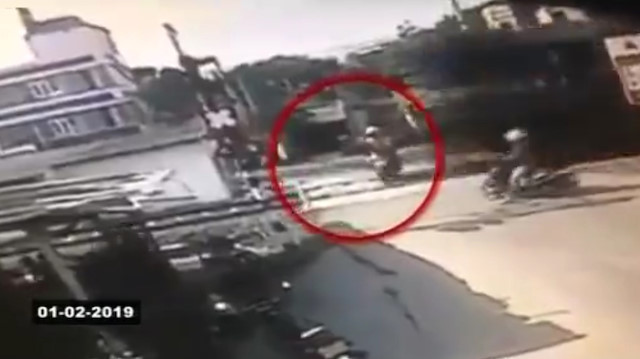 Yolu kontrol etmeyen motosikletliye tren çarptı