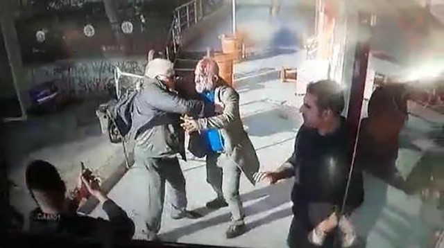 Tabureli silahlı 'küfür kavgası' kamerada