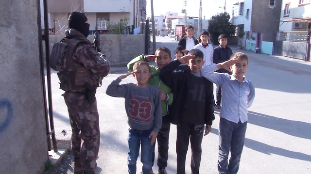 Asker selamıyla karşılanan polisler PKK yazılarını ay yıldız ile kapattı