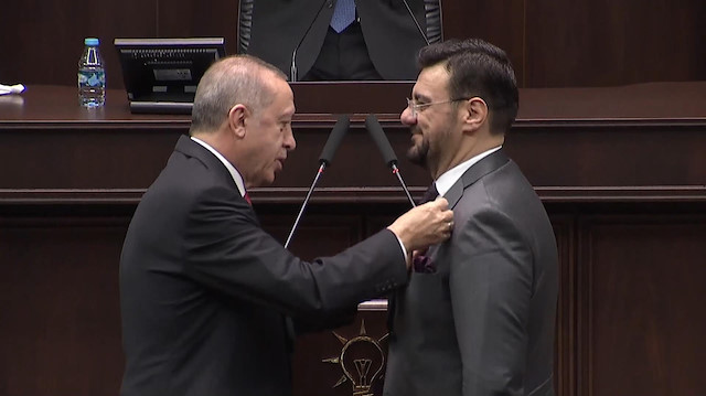 AK Parti'ye geçen Tamer Akkal'ın rozetini Erdoğan taktı