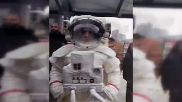 Metrobüste 'astronot' şaşkınlığı