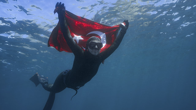Milli sporcu Şahika Ercümenden Antarktikada tarihi dalış