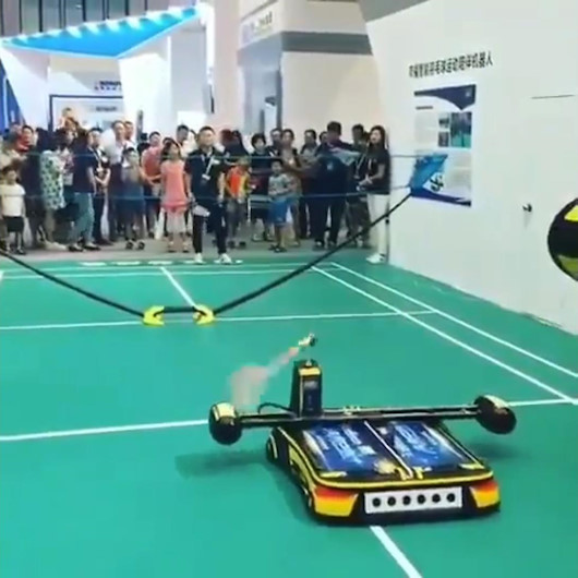Badminton oynayan robot