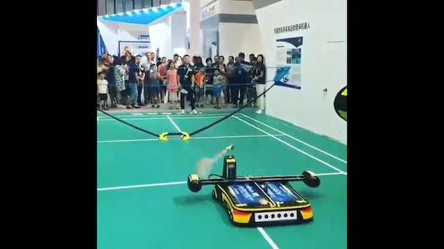 Badminton oynayan robot