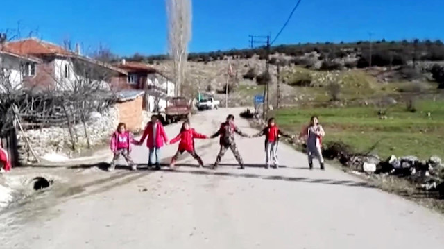 Öğretmenlerinin gitmesini istemeyen minikler yolu kapattılar