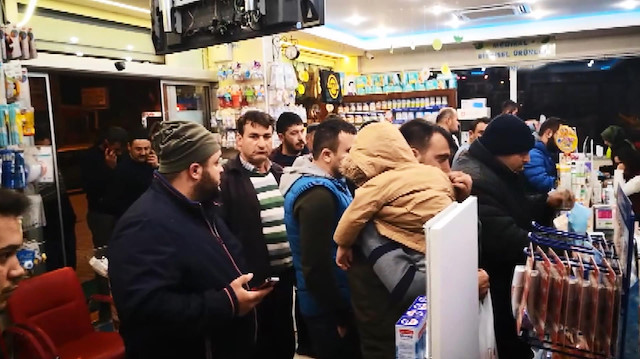 Mide bulantısı şikayeti artınca vatandaşlar eczanede kuyruk oluşturdu