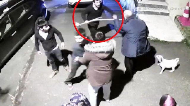Süpürgeli sopalı park etme kavgası kamerada
