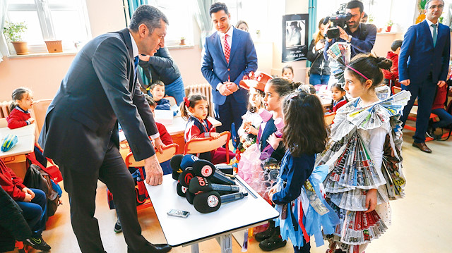 Ziya Selçuk, öğrencilerle buluştu.