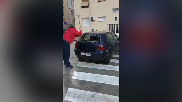 Yaya geçidine park edilen aracı balyozla parçaladı